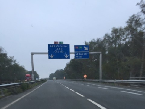 Autobahnschild Calais